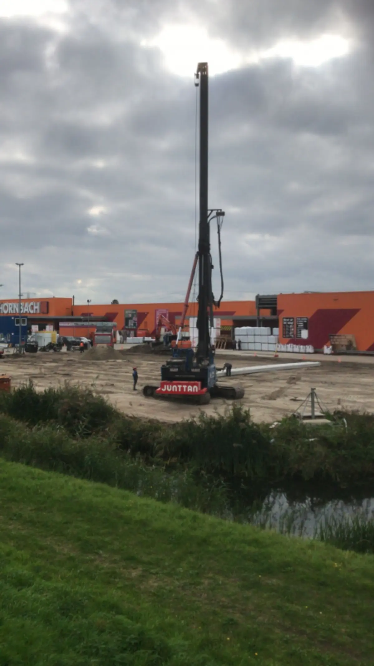 Afbeelding bij eerste paal geslagen bij hornbach in nieuwerkerk a/d ijssel