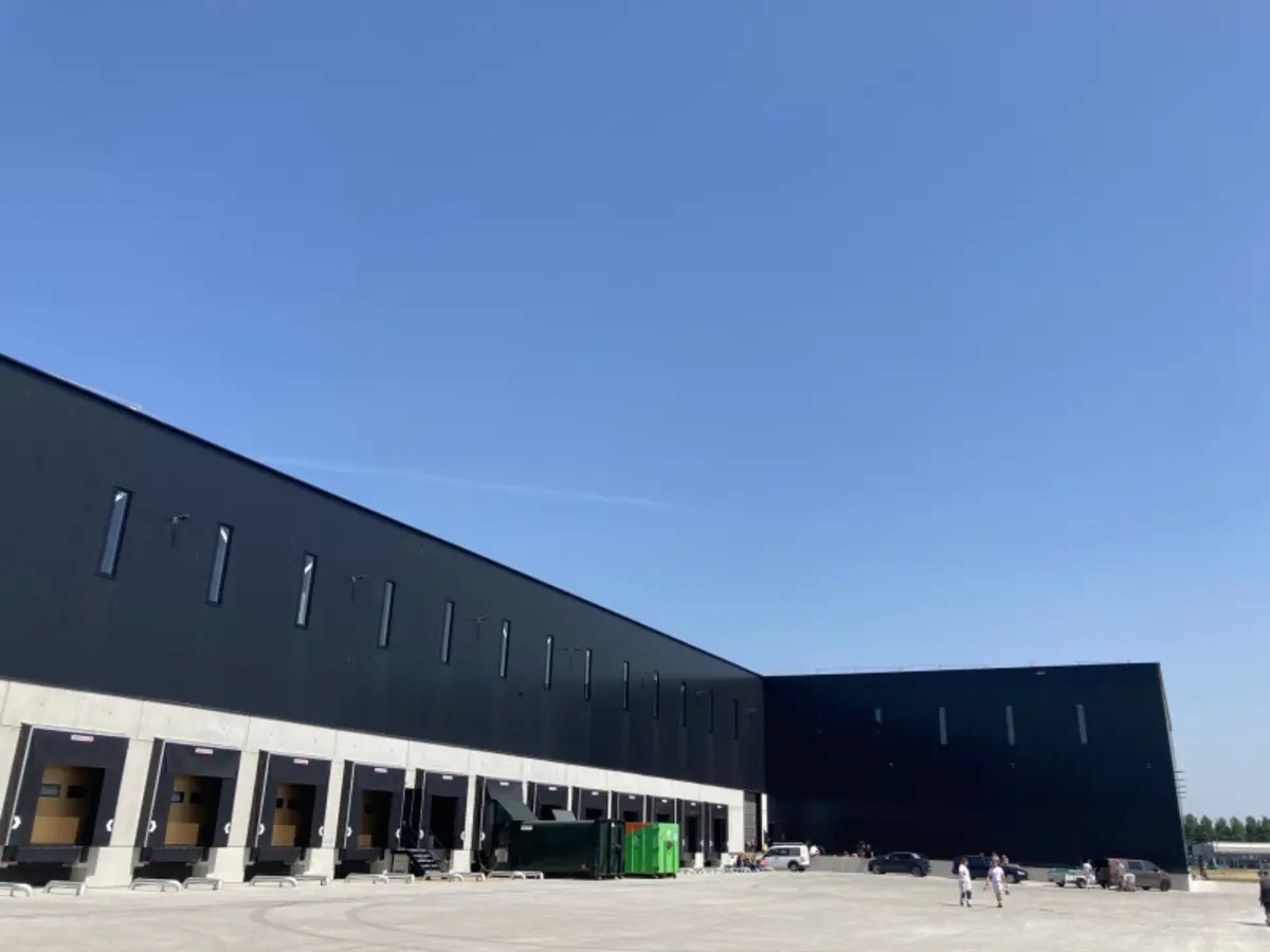 Afbeelding bij oplevering nieuw distributiecentrum scotch & soda aan minerva development